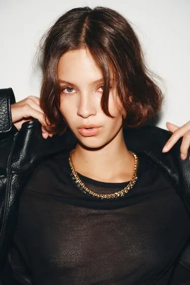 Ожерелье с контрастными звеньями и подвесками