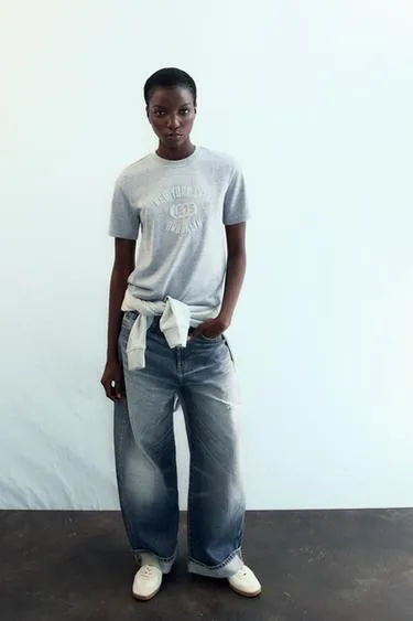 Футболка с блестящим текстом