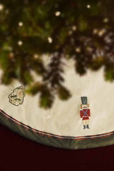 Zara Декоративная подставка для ёлки с вышивкой щелкунчика