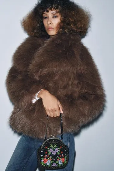 Бархатная сумка с бусинами