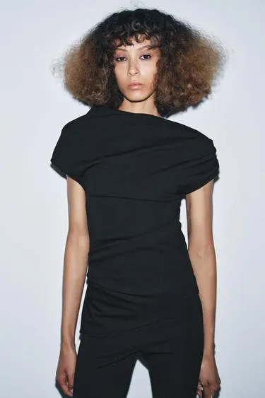 Топ асимметричного кроя со складками