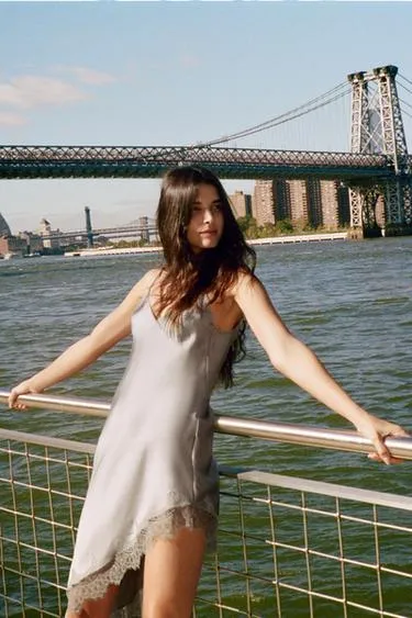 Атласное платье асимметричного кроя с кружевом- Заказать в России