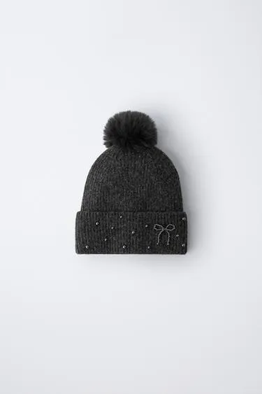 Вязаная шапка с шерстью и помпоном, украшенная блестками