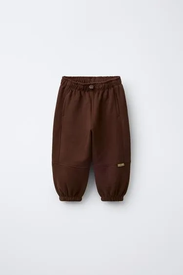 Мягкие джоггеры с этикеткой