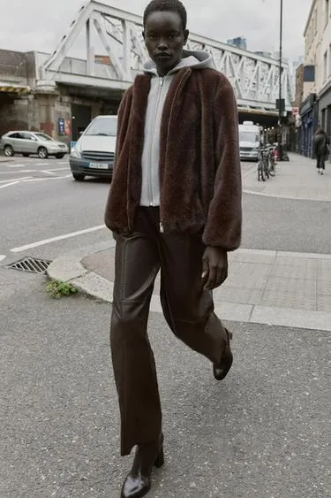 Бомбер с контрастным капюшоном из искусственного меха- Заказать в России