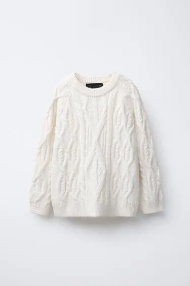 Вязаный свитер с узором «косы»