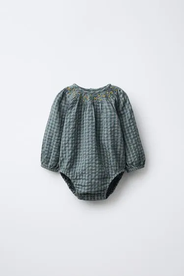 Комбинезон в клетку с вышивкой