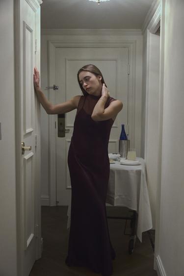 Zara Длинное атласное платье с сетчатыми вставками купить с доставкой.