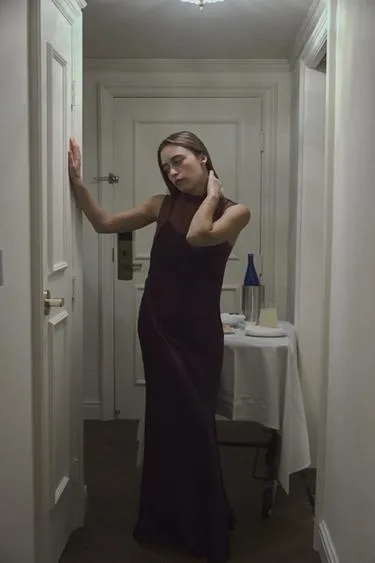 Длинное атласное платье с сетчатыми вставками