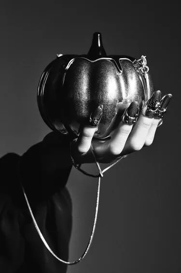 Жесткая сумочка в форме тыквы с металлическим эффектом- Заказать в России