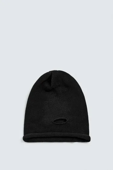 Трикотажная шапка с эффектом рваных деталей