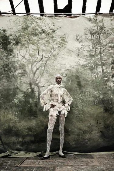 Кружевной капюшон с вышивкой - LIMITED EDITION