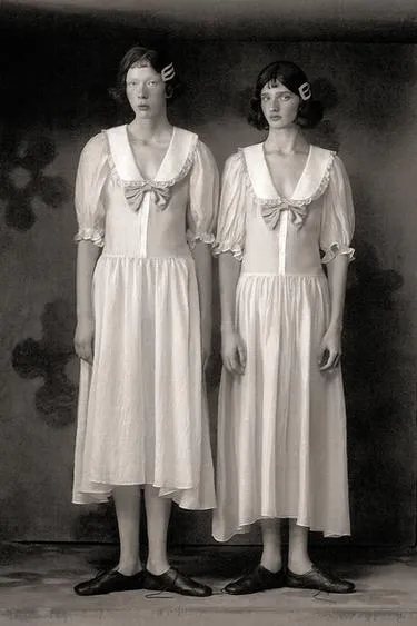 Платье миди с кружевом и широкими воланами- Заказать в России