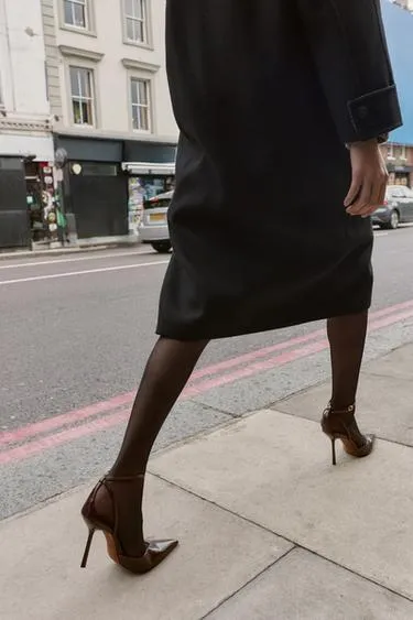 Лакированные туфли-мюли с ремешками