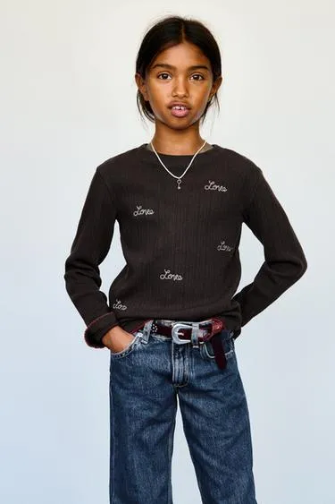 Футболка в рубчик с вышивкой