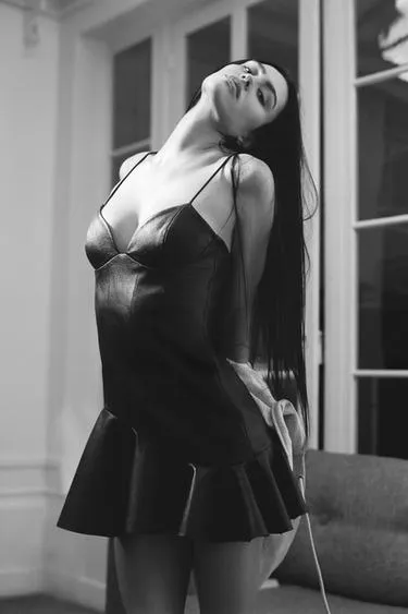 Короткое платье из искусственной кожи с воланами- Заказать в России