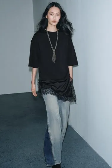 Футболка с кружевными вставками