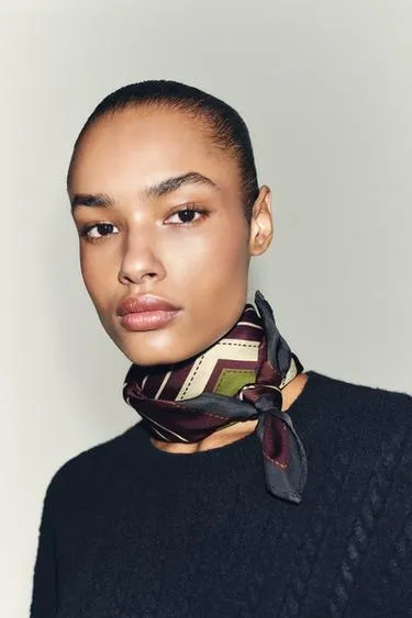 Платок в полоску с принтом