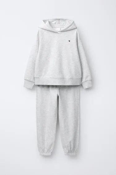 Комплект из толстовки с капюшоном и брюк-джоггеров с сердцем