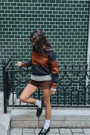 Полосатый вязаный свитер с воротником пуловер