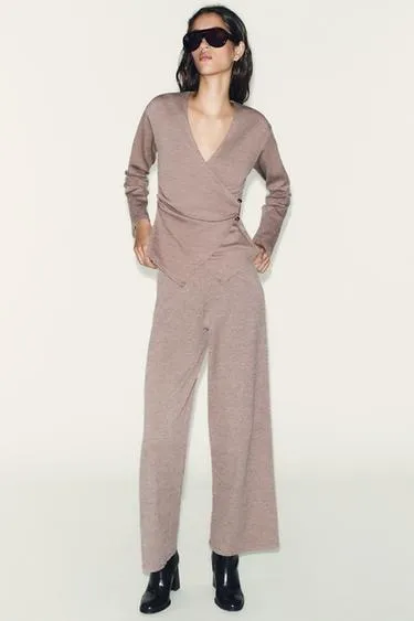 Топ с брошью сбоку