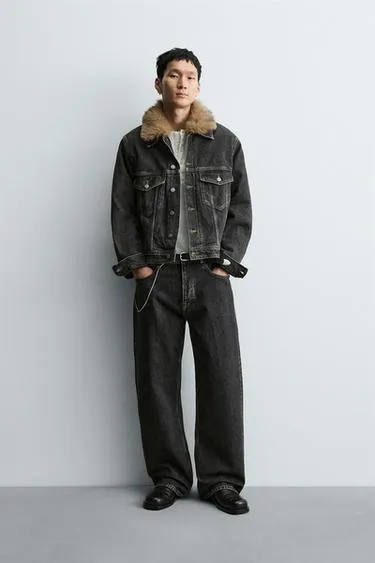 Джинсовая куртка с воротником из искусственного меха