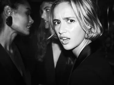 Приталенный блейзер в стиле смокинга