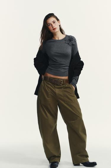 Zara Футболка с цветами спереди