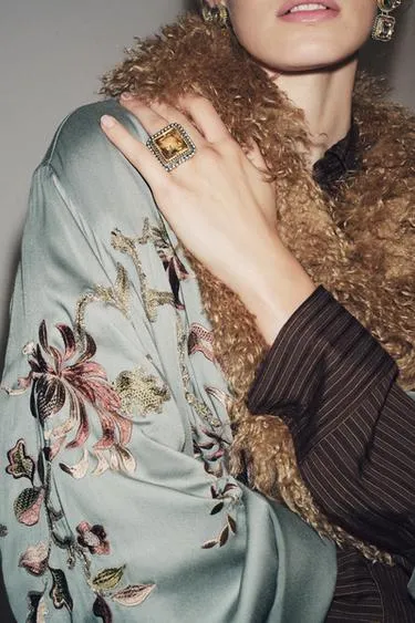 Макси-кольцо квадратной формы с комбинированным камнем