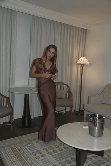 Атласное платье с контрастным кружевом- Заказать в России