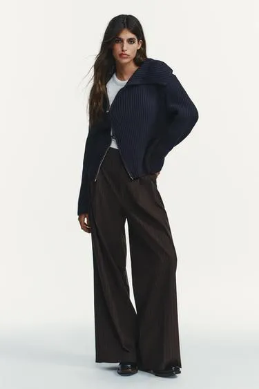 Брюки с защипами и клапанами