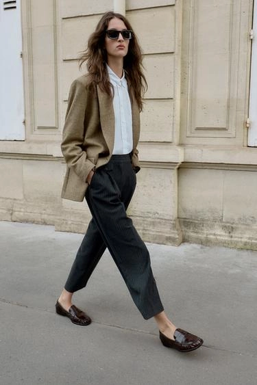 Прямые брюки в полоску с линиями вытачек