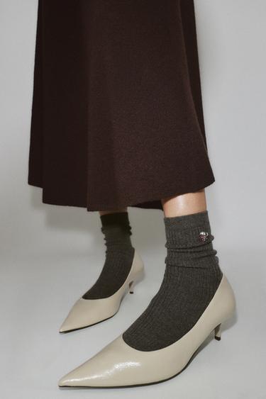 Zara Гладкие носки с цветком и кристаллами