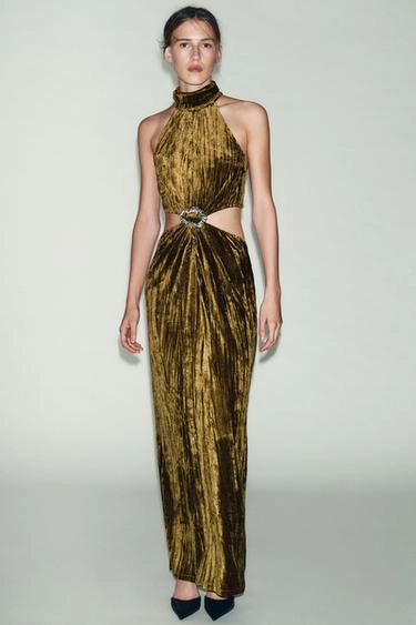 Платье с вырезом и деталями из драгоценных камней