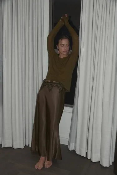 Атласная юбка с кружевом