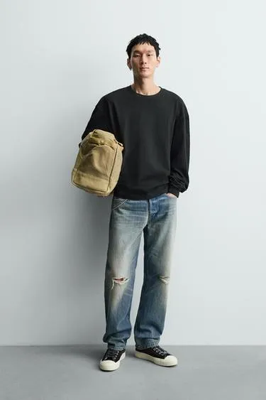 Футболка с эффектом потертости из рельефной ткани