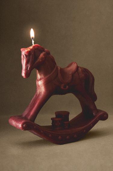 Zara Ароматическая свеча с запахом имбирного пряника в форме качающейся лошадки