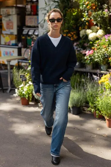 Мягкий трикотажный джемпер с V-образным вырезом