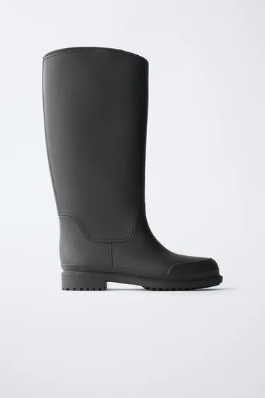 Высокие резиновые сапоги