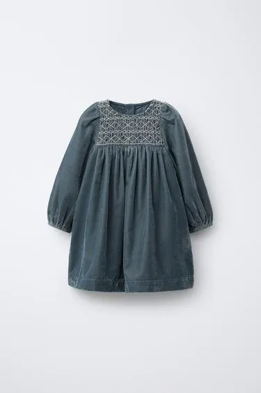 Бархатное платье с вышивкой