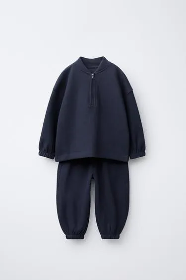 Костюм из толстовки и брюк