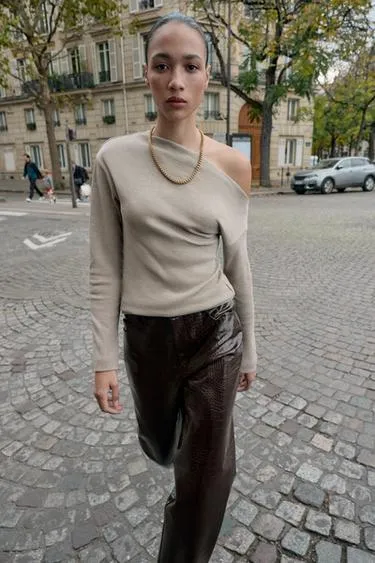 Топ асимметричного кроя из мягкой ткани