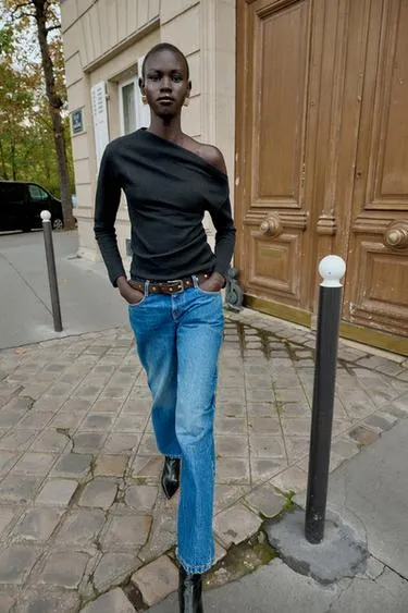 Топ с мягким прикосновением и асимметричным вырезом