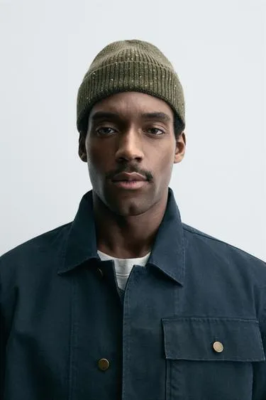 Шапка-бини из текстурированной пряжи