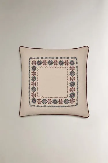 Подушка с вышитым рождественским узором из хлопка