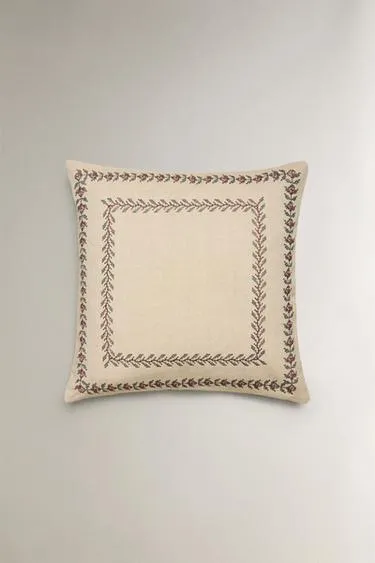 Чехол на подушку к рождеству с листьями по краю