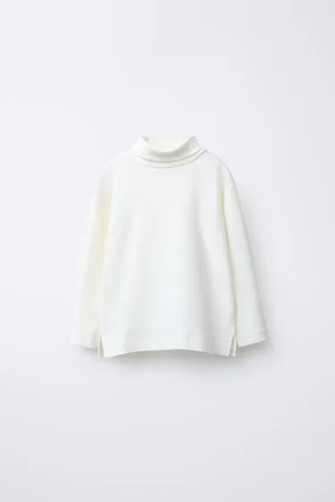 Футболка с высоким воротником