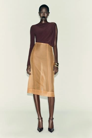 Боди с легкими драпировками и деталью-брошью- Заказать в России