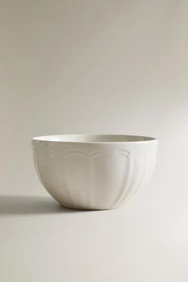 Порцеляновая чаша с рельефным дизайном