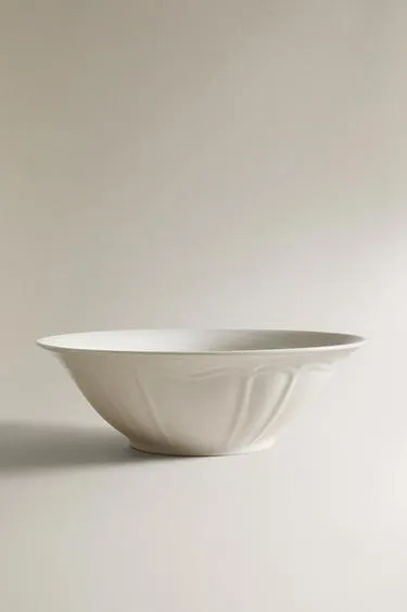 Салатник из фарфора с рельефным узором